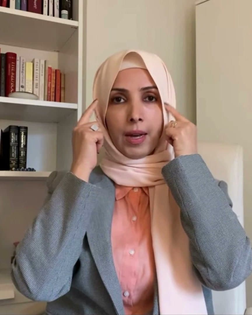 نائلة السقاف تشرح نقاط التربيت في تقنية EFT في مكتبها
