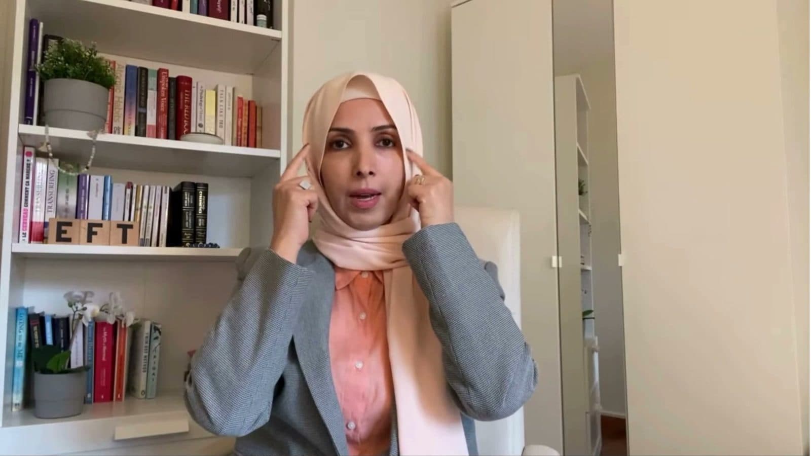 نائلة السقاف تطبق تقنية EFT بالتربيت على جانبي الوجه